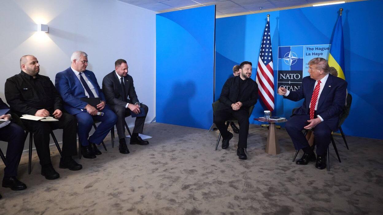 Дональд Трамп и Владимир Зеленский во время встречи на саммите НАТО в Гааге - РИА Новости, 1920, 27.06.2025