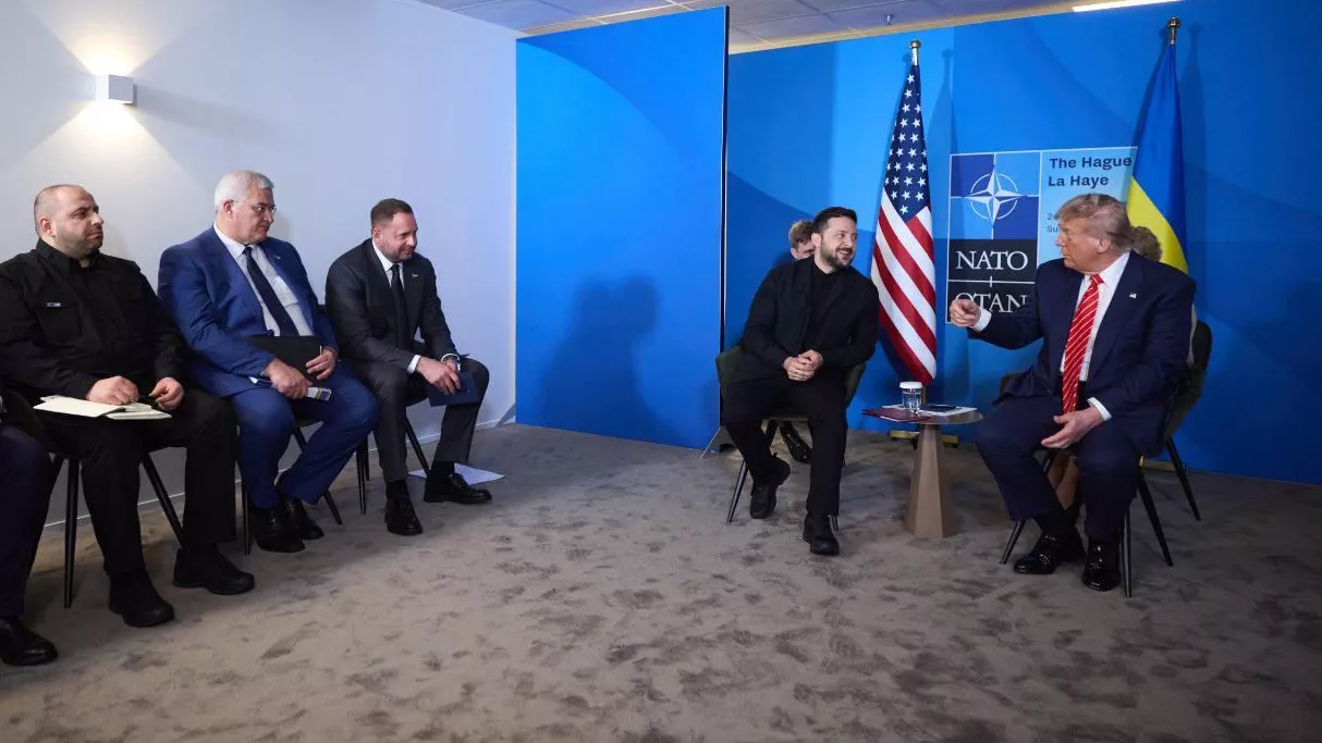 Дональд Трамп и Владимир Зеленский во время встречи на саммите НАТО в Гааге - РИА Новости, 1920, 14.07.2025