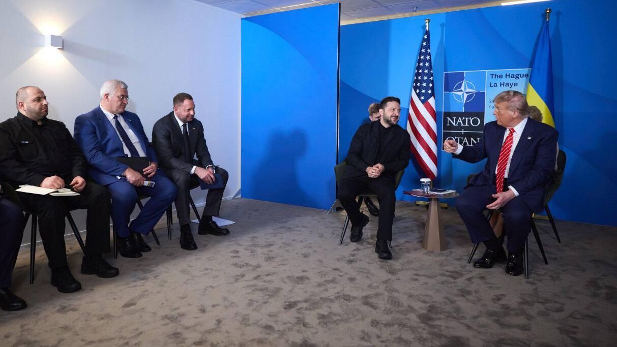 Дональд Трамп и Владимир Зеленский во время встречи на саммите НАТО в Гааге - РИА Новости, 1920, 27.06.2025