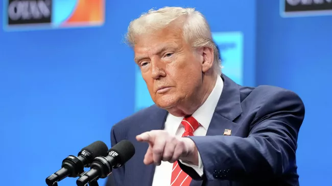 Президент США Дональд Трамп во время пресс-конференции по итогам саммита НАТО в Гааге