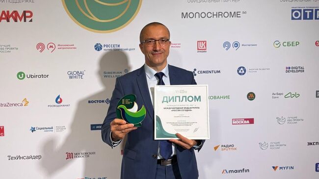 Заместитель начальника Управления проектов в области образования и социальной сфере медиагруппы Россия сегодня (Социальный навигатор) Геннадий Клюшкин на вручении награды