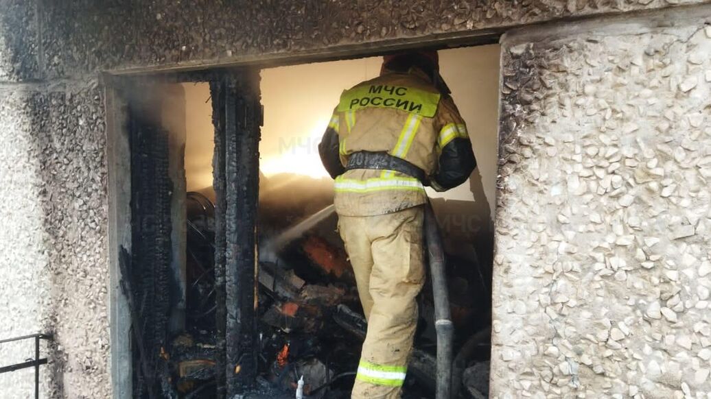 © ГУ МЧС России по Свердловской области <br>Сотрудник МЧС на месте взрыва в жилом доме в свердловском Ивделе. Архивное фото