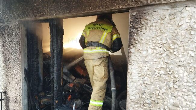 Сотрудник МЧС на месте взрыва газа в жилом доме в Ивделе