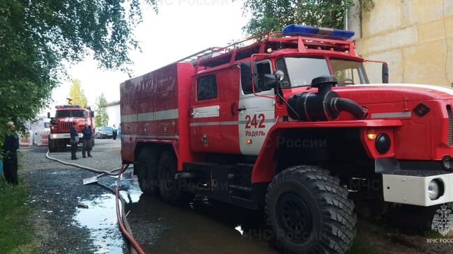 Сотрудники МЧС на месте взрыва в жилом доме в свердловском Ивделе
