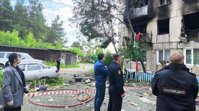 Сотрудники полиции на месте взрыва газа в жилом доме в Ивделе