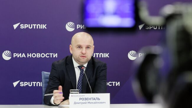 Дмитрий Розенталь во время пресс-конференции в Международном мультимедийном пресс-центре Россия сегодня в Москве