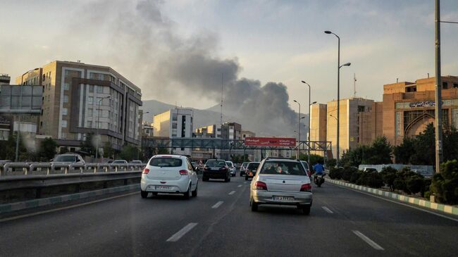 Дым после атаки Израиля в Тегеране