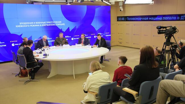 Председатель Международного общественного трибунала по преступлениям украинских неонацистов Максим Григорьев представил доклад Злодеяния и военные преступления киевского режима в городе Дзержинск (Торецк) Председатель Международного общественного трибунала по преступлениям украинских неонацистов Максим Григорьев представил доклад Злодеяния и военные преступления киевского режима в городе Дзержинск (Торецк)