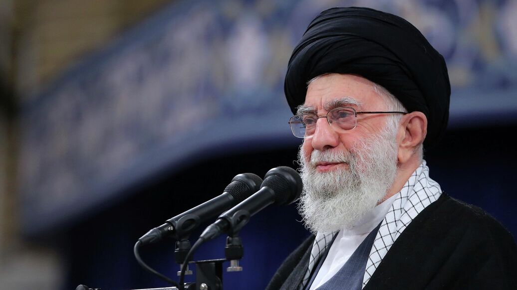 Иран может нанести еще более сильный удар по США, заявил верховный лидер