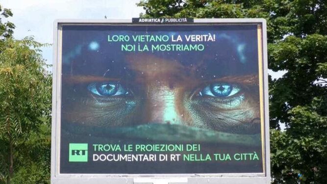 Баннер с рекламой документальных фильмов телеканала RT в Италии - РИА Новости, 1920, 26.06.2025