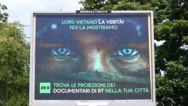 Баннер с рекламой документальных фильмов телеканала RT в Италии