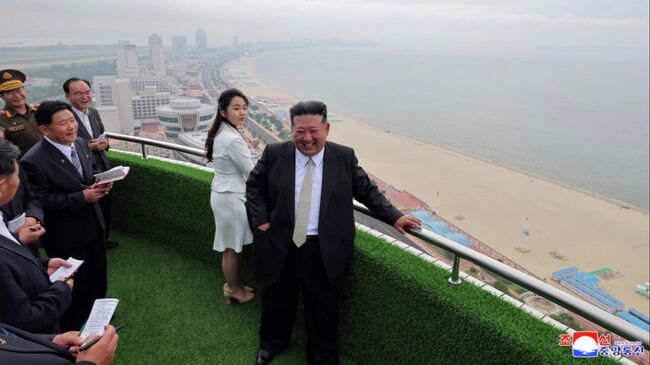 Лидер КНДР Ким Чен Ын во время открытия туристической зоны в Вонсане