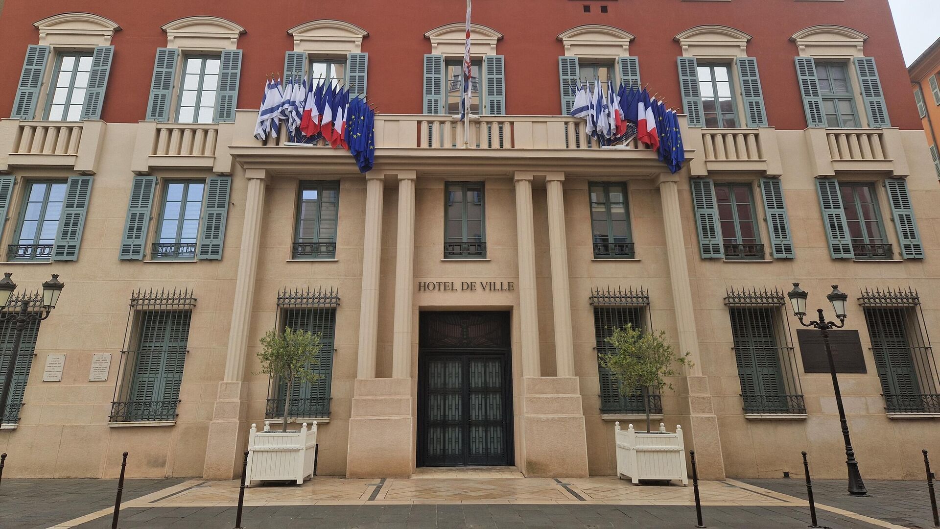Мэрия Ниццы с флагами Государства Израиль, Франции и Европейского Союза - РИА Новости, 1920, 26.06.2025