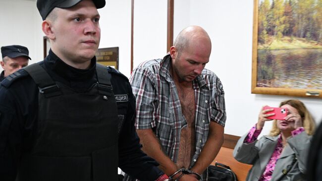 Гражданин Белоруссии Владимир Витиков, бросивший на пол ребенка в аэропорту Шереметьево, в Химкинском городском суде Московской области