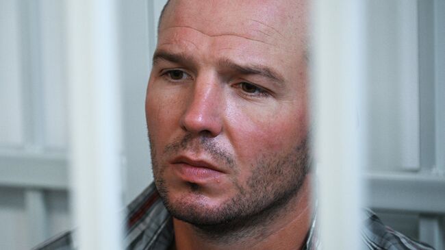 Гражданин Белоруссии Владимир Витиков, бросивший на пол ребенка в аэропорту Шереметьево, в Химкинском городском суде Московской области