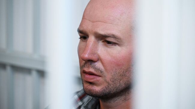 Гражданин Белоруссии Владимир Витиков, бросивший на пол ребенка в аэропорту Шереметьево, в Химкинском городском суде Московской области