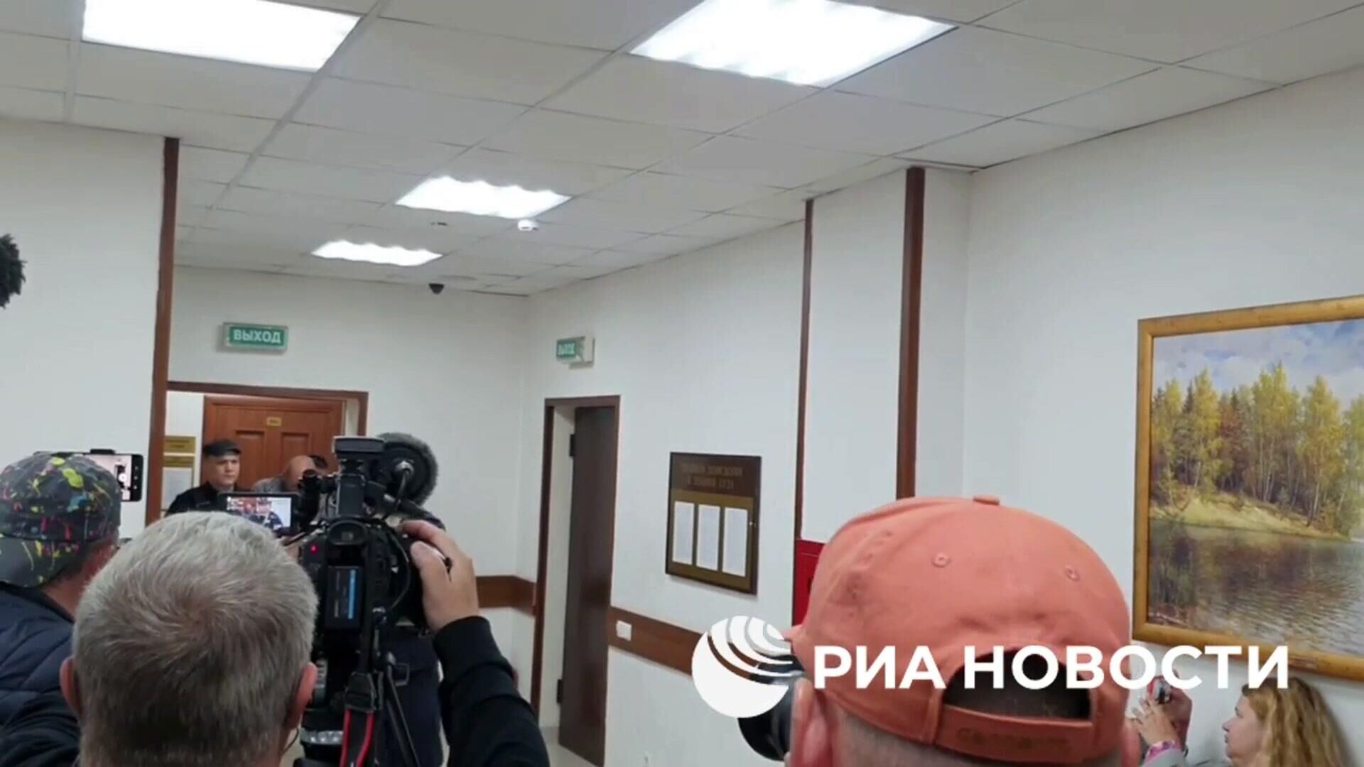 Мужчину, который в аэропорту Шереметьево бросил двухлетнего ребенка, приводят в здание суда - РИА Новости, 1920, 26.06.2025