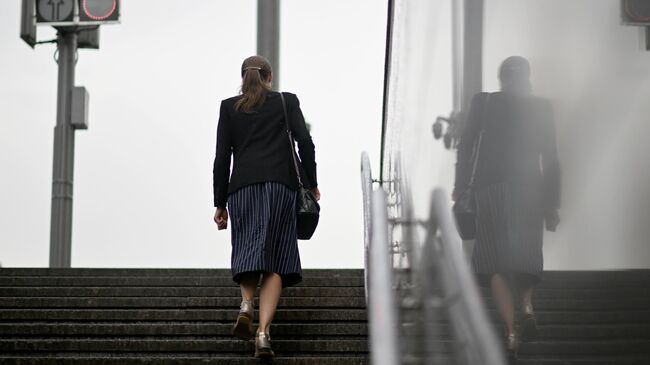 Девушка во время дождя в Москве