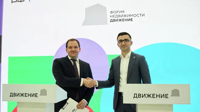 Директор по взаимодействию с органами власти Авито Недвижимости Левон Айрапетян и генеральный директор Дом.РФ Технологии Александр Лукьянов