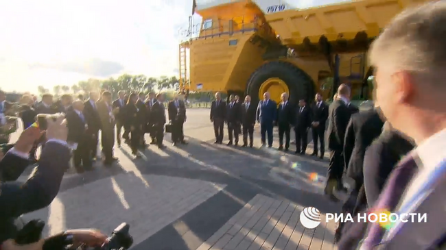 Лукашенко показывает Путину и главам делегаций ЕАЭС автомобили белорусского производства