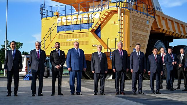 Главы делегаций, приехавших в Минск для участия в заседании Высшего Евразийского экономического совета, сфотографировались на фоне карьерного самосвала БЕЛАЗ-75710