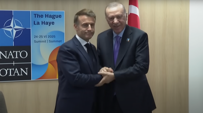 Рукопожатие Эрдогана и Макрона на саммите НАТО