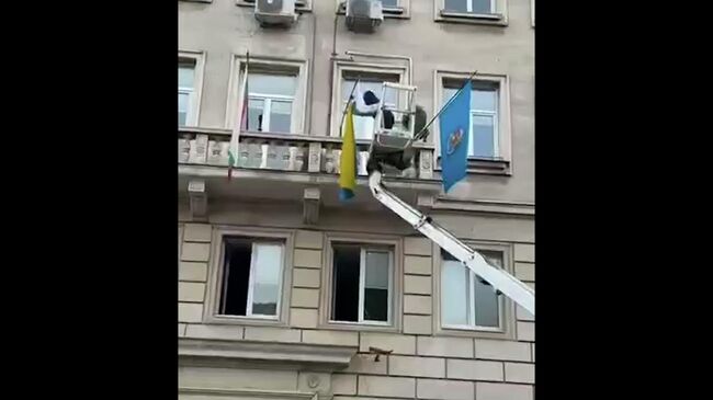 Болгарские активисты сняли флаг Украины со здания муниципального совета Софии
