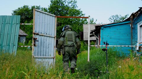 Сапер проверяет придомовой участок