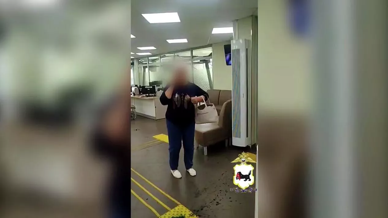 Пенсионерка в Тулуне, действуя по указанию аферистов, облила зеленкой офис банка