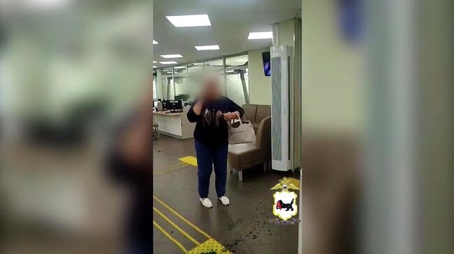 Обманутая мошенниками пенсионерка облила зеленкой офис банка в Тулуне Иркутской области. Кадр видео