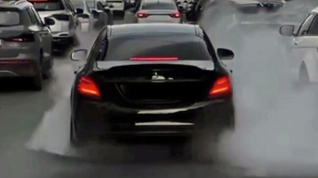 Автомобиль Mercedes во время дрифта с пробуксовкой на на Гончарной улице в Санкт-Петербурга. Кадр видео