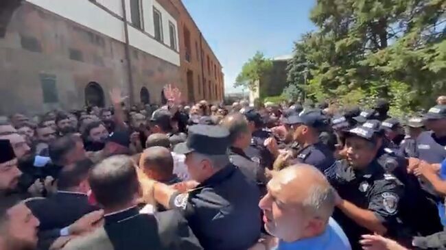 Потасовка между полицейскими и священниками у резиденции католикоса 