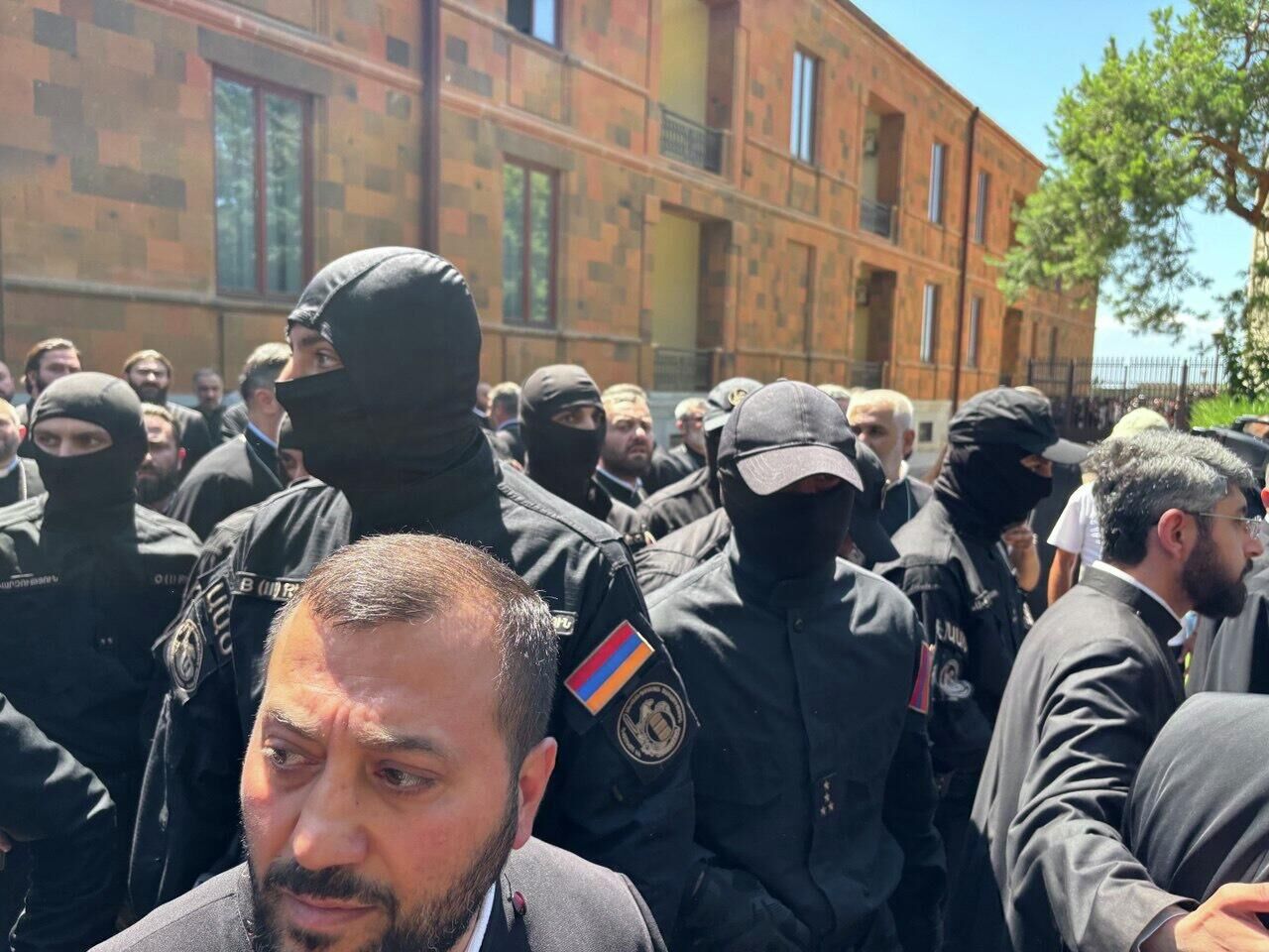 Спецназ в масках вошел в духовный центр армянских христиан в Эчмиадзине - на территорию резиденции главы Армянской церкви - РИА Новости, 1920, 27.06.2025