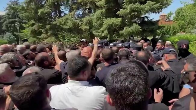 Потасовка между полицейскими и священниками у резиденции Католикоса