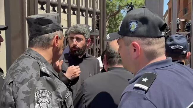 Верующие закрывают выход из резиденции к правоохранителям главе ААЦ