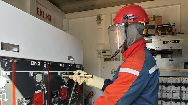 Сотрудник компании Россети Московский регион за работой