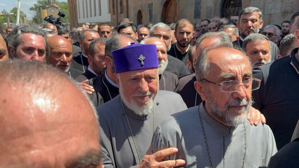 Фракция "Армения" предложила в премьеры кандидатуру архиепископа Аджапахяна