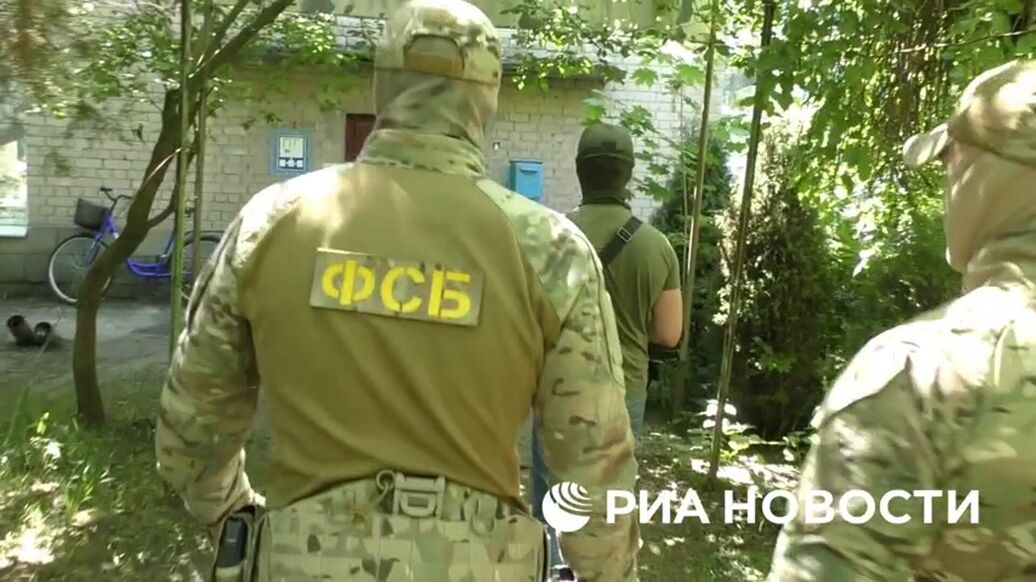 ФСБ показала задержание сотрудника медорганизации, передававшего данные СБУ