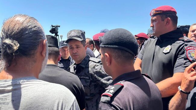 Сотрудники правоохранительных органов возле резиденции главы Армянской церкви