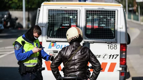 Французский полицейский проверяет документы