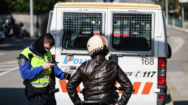 Французский полицейский проверяет документы