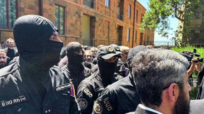 Сотрудники Службы национальной безопасности Армении вошли в резиденцию Католикоса в Эчмиадзине, чтобы задержать главу Ширакской епархии архиепископа Микаэла Аджапахяна