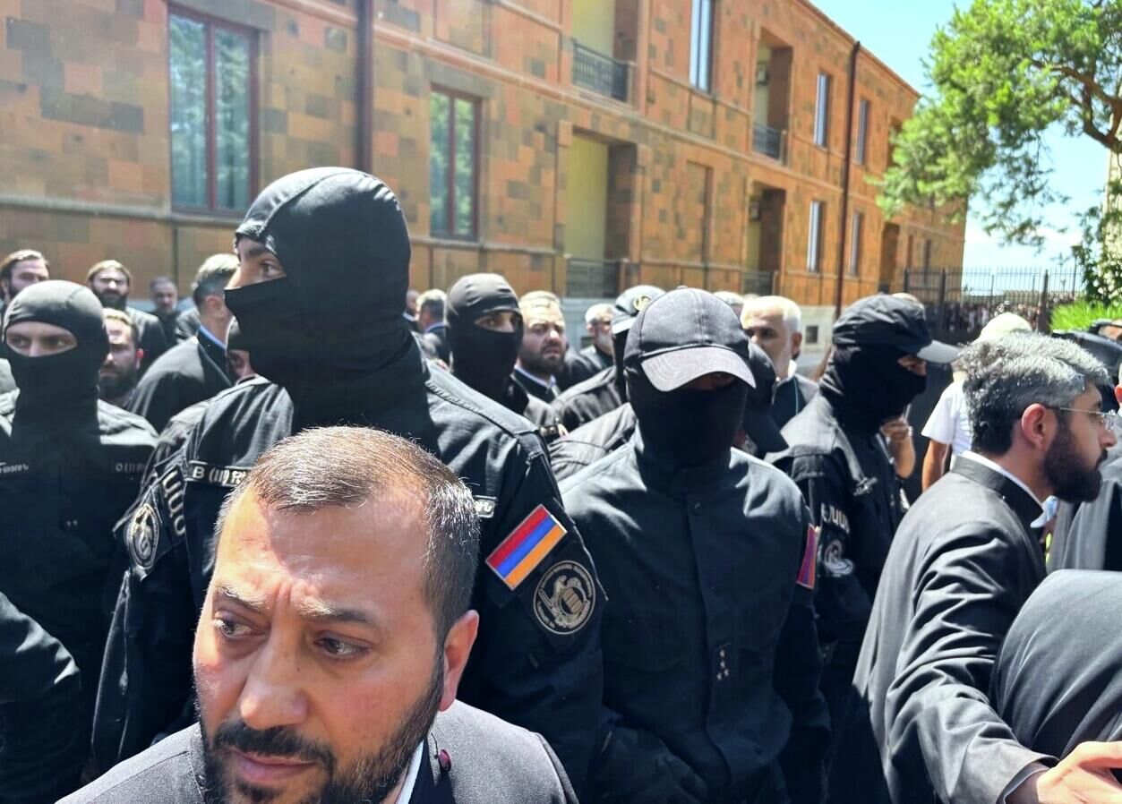 Сотрудники Службы национальной безопасности Армении вошли в резиденцию Католикоса в Эчмиадзине, чтобы задержать главу Ширакской епархии архиепископа Микаэла Аджапахяна - РИА Новости, 1920, 27.06.2025