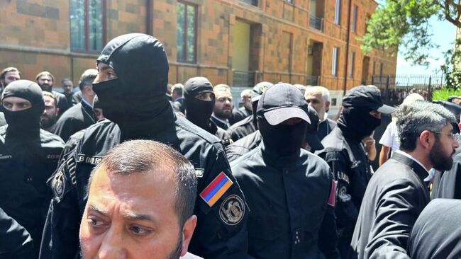 Спецназ в масках на территории резиденции главы Армянской церкви