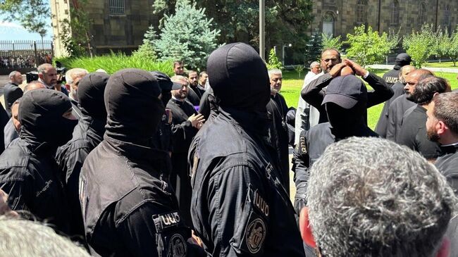 Сотрудники СНБ Армении прибыли в Эчмиадзин для задержания архиепископа Микаэла Аджапахяна