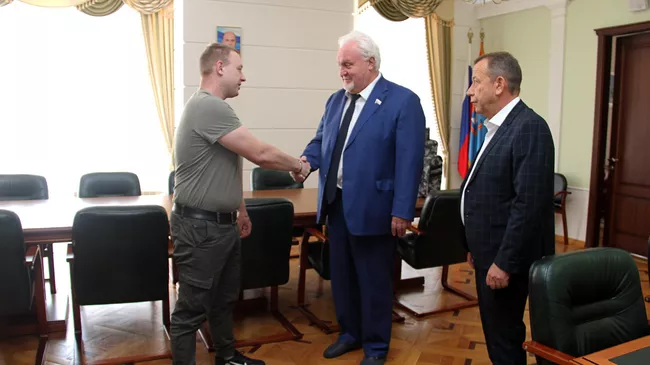 Матушкин передал комплект квадрокоптеров бойцу в зону спецоперации