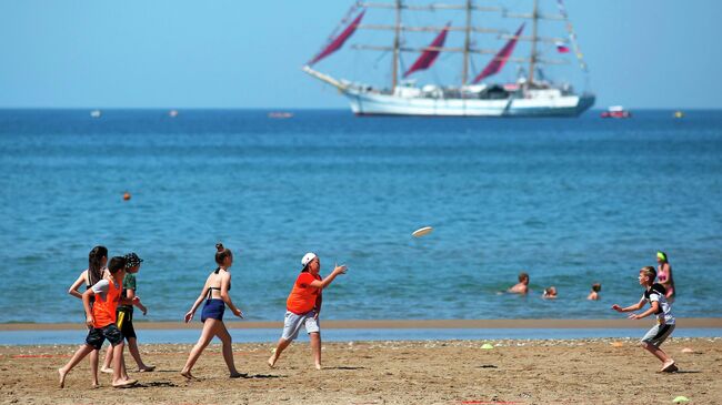 Подростки играют на пляже во Всероссийском детском центре Орленок в Туапсинском районе Краснодарского края Подростки играют на пляже во Всероссийском детском центре Орленок в Туапсинском районе Краснодарского края