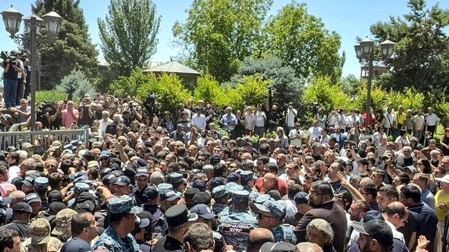 Сотрудники СНБ Армении прибыли в Эчмиадзин для задержания архиепископа Микаэла Аджапахяна