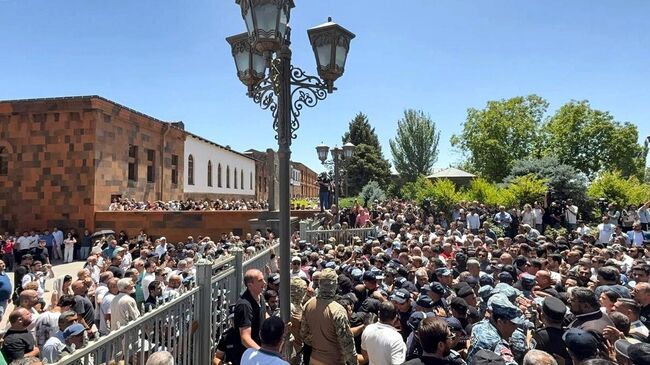 Cиловики покинули территорию у резиденции Католикоса всех армян