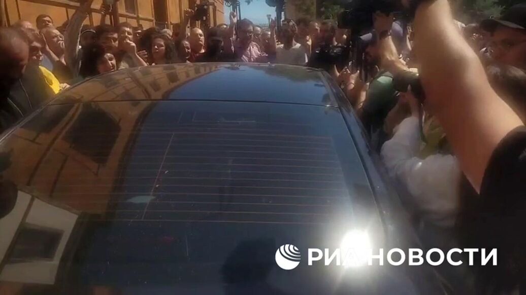 Верующие не позволили архиепископу ААЦ уехать в СК, заблокировав его машину